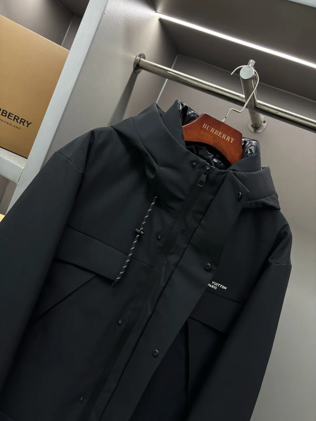 🅿️1440 LV Louis Vuitton's new lettered down jacket is rarely available through trading company channels, and will be sold simultaneously on the official website! V's new down jacket is a popular fashion item this winter. The fabric is made of customized high-density technical fiber blend material, which has excellent windproof, waterproof and anti-velvet capabilities! This means you can wear it outside in the cold winter months with confidence and stay dry and warm whether it’s windy, rainy or snowy! This design not only increases the overall sense of layering, but also makes you look more outstanding when wearing it!  The interior is filled with European standard imported 90 white goose down. The interior is divided into sections through horizontal quilting technology, making the down jacket full and fluffy. It not only provides sufficient warmth, but also maintains a light feeling, making you more comfortable when wearing it! As well as hardware accessories engraved with the brand's logo, it shows luxurious and elegant details! The casual and versatile version, whether you are a boy or a girl, can easily interpret different styles, making you the center of attention in different occasions! Size: M-XXXL Color: black beige
